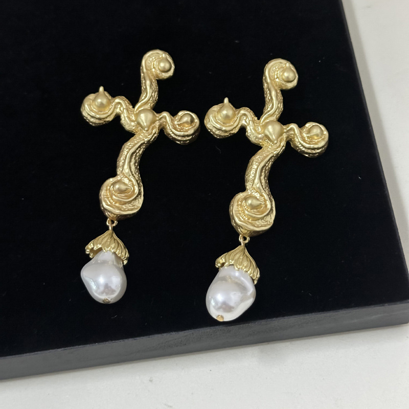 Vintage Baroque Style Metal Al - огляд і ціна Vintage Fashion Jewelry Brands